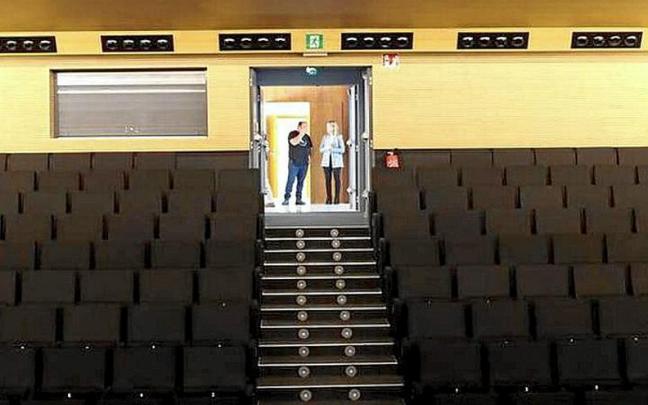 La ‘joya’ de la musika etxea, el auditorio; y el rótulo de la Escuela de Aprendices, seña del pasado histórico.