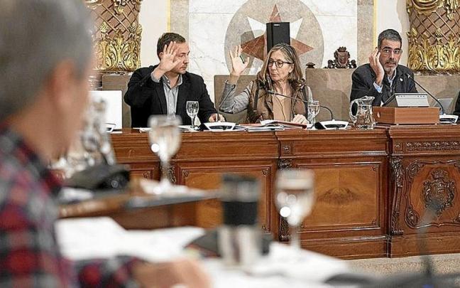 El banco del PNV vota en un punto de la sesión.