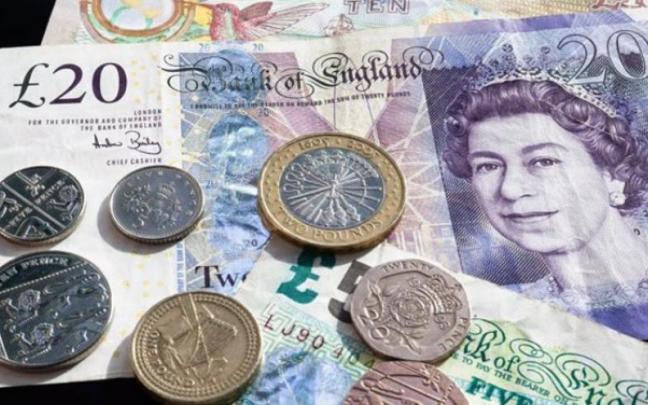 La libra sigue en caída libre tras las críticas del FMI al plan financiero del Gobierno británico La libra sigue en caída libre tras las críticas del FMI al plan financiero del Gobierno británico