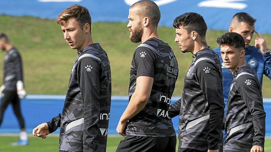 Saúl García, a la izquierda, durante un entrenamiento en Ibaia.