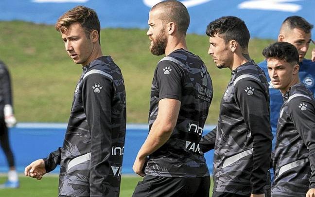 Sa&uacute;l Garc&iacute;a, a la izquierda, durante un entrenamiento en Ibaia.