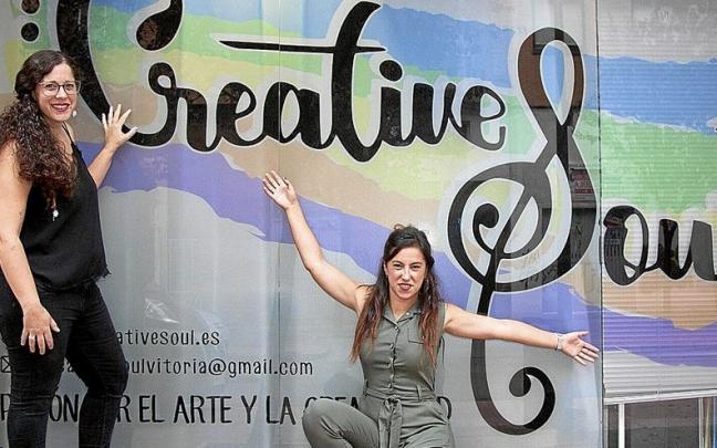 Irudi honetan, Creative Soul-eko zuzendariak. Goian, ezkerrean, Kolektibo Monstrenko; eskuinean, Artebidea Akademiako kideek.