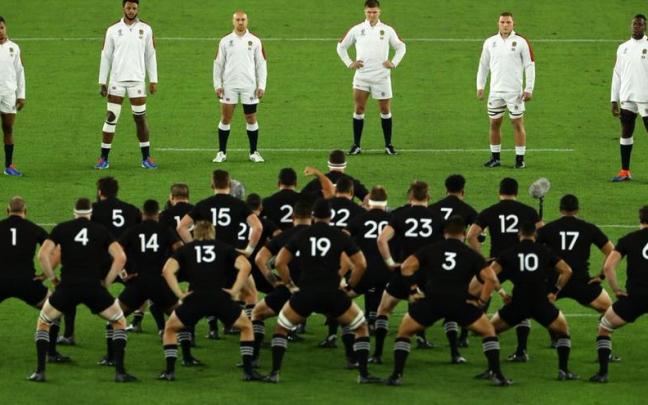 Momentos previos a un duelo entre Inglaterra y Nueva Zelanda.