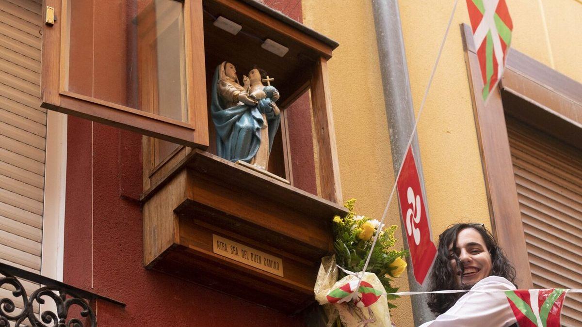 Ofrenda a la virgen del Buen Camino en la última vecindad de la Calle Herreria de Vitoria