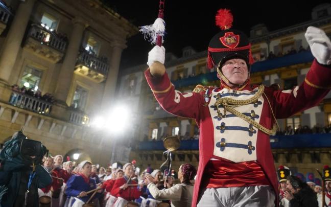El tambor mayor de Gaztelubide, Jose Ramon Mendizabal, durante la Izada de 2023