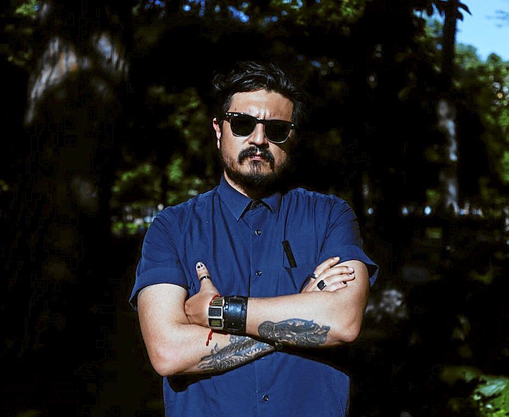 Ruiz Sosa reside en Barcelona, ciudad en la que escribe sus obras.