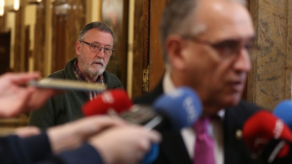 El concejal de Geroa Bai Patxi Leuza, al fondo, durante la comparencia del alcalde Maya junto a su despacho.