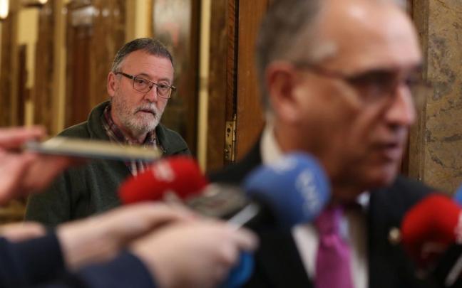 El concejal de Geroa Bai Patxi Leuza, al fondo, durante la comparencia del alcalde Maya junto a su despacho.