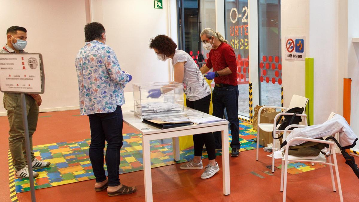 Una mesa electoral en Gasteiz, durante las elecciones autonómicas de 2019