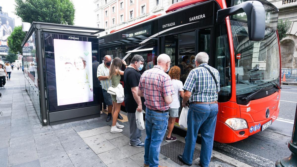 Varias personas en el centro de la capital vizcaina esperan su turno para poder acceder a una unidad de Bilbobus.