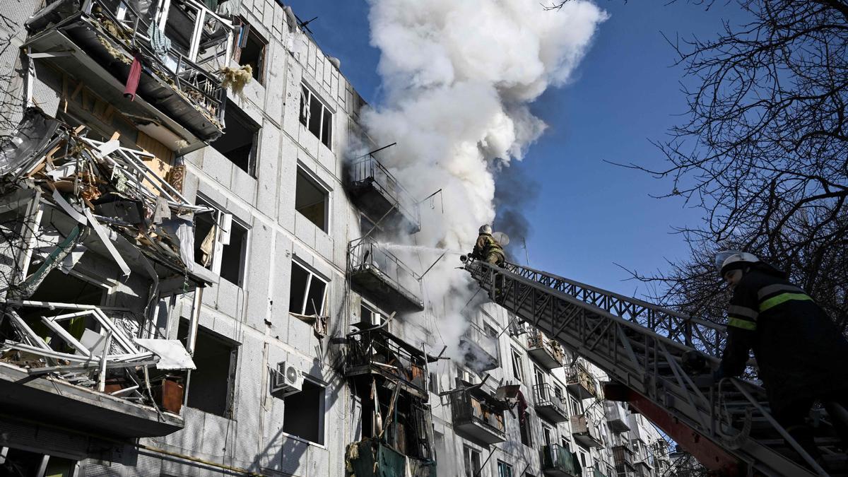 Imagen de un edificio residencial, tras un ataque ruso llevado a cabo en el este de Ucrania.