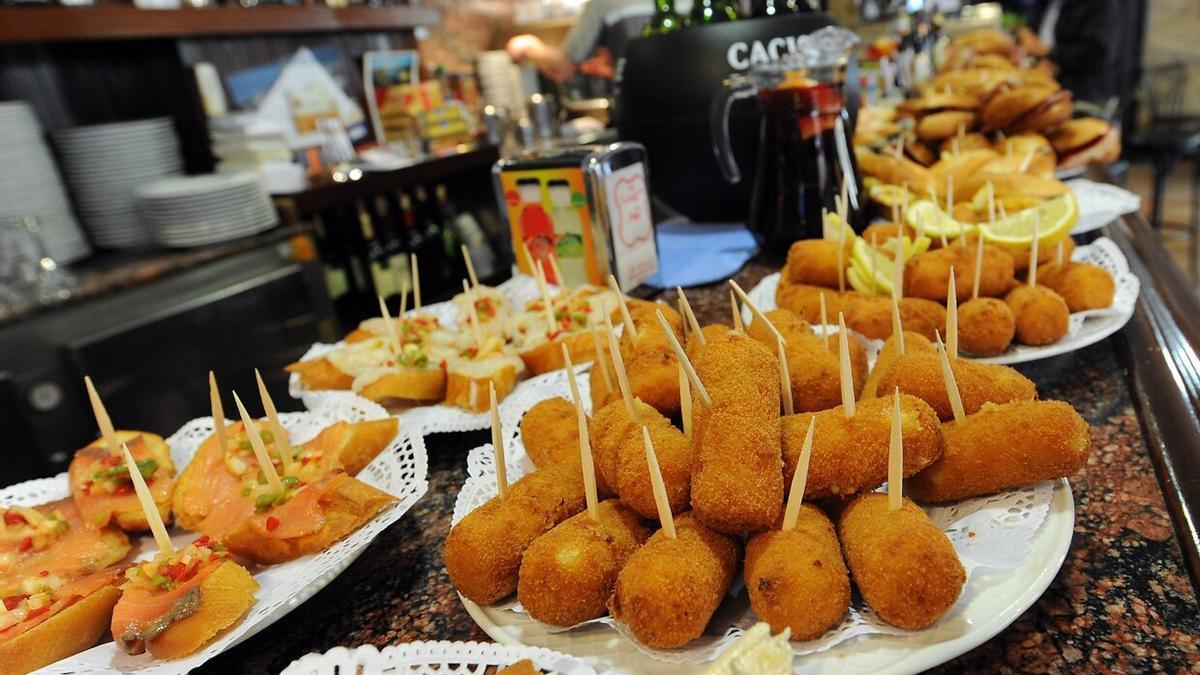 Croquetas en la barra de un bar