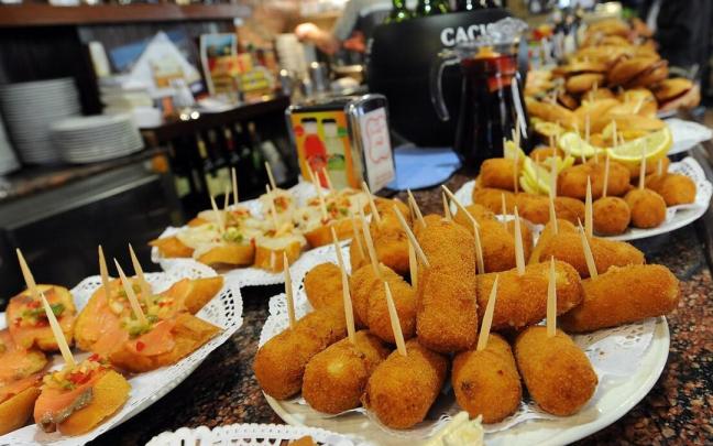 Croquetas en la barra de un bar Croquetas en la barra de un bar