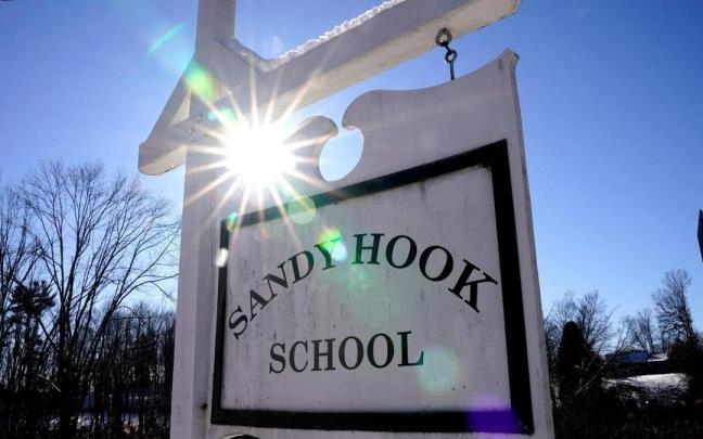Se cumplen diez años del tiroteo de Sandy Hook que dejó 26 muertos. Se cumplen diez años del tiroteo de Sandy Hook que dejó 26 muertos.