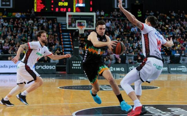 Álex Reyes penetra a canasta ante el Coviran Granada.