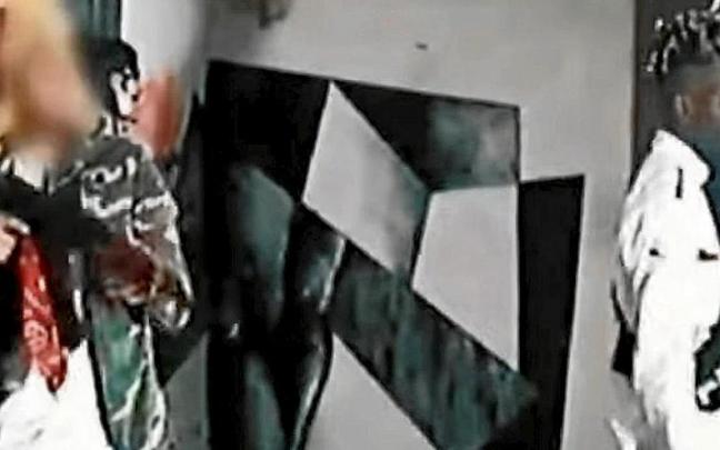 Escena de Black Marfil en la que el acusado canta la frase en cuesti&oacute;n y su compa&ntilde;era porta un arma.