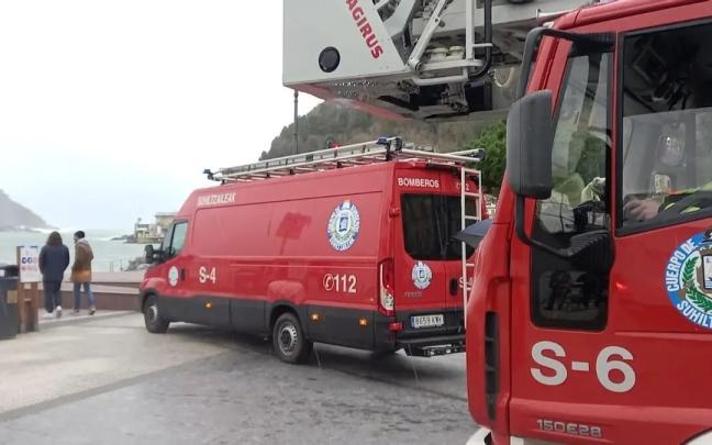 Imagen del dispositivo desplegado para sacar del agua al bañista y los dos ertzainas que trataron de auxiliarle. Foto: Bomberos Euskadi