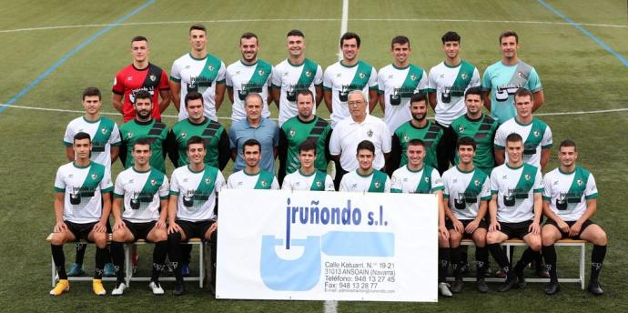 Aritz Gomara, en el centro, en la foto de plantilla del Pamplona de esta temporada.