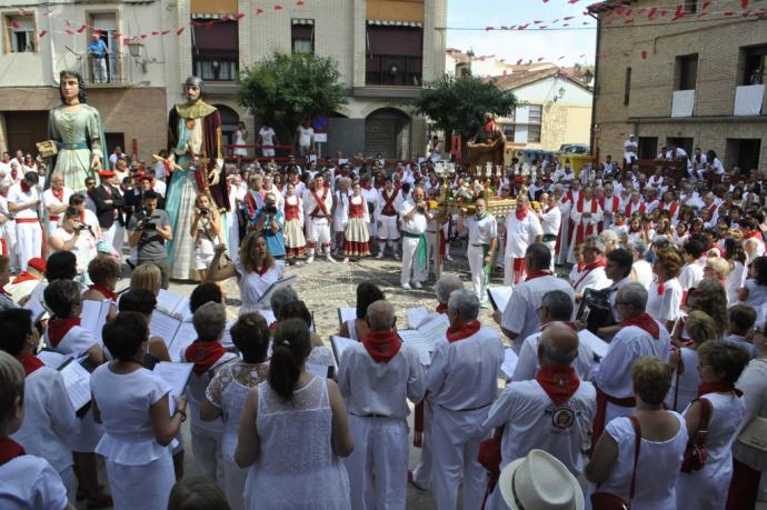 El coro parroquial cantando al salir la procesión en honor a San Bartolomé