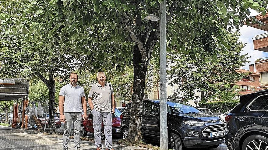 Iban San Martin, concejal de Obras y Servicios, y Patxi Elola, concejal encargado de Jardinería. | FOTO: N.G.