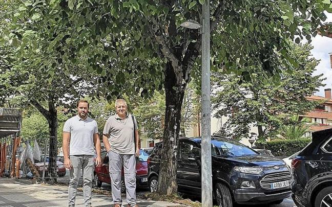 Iban San Martin, concejal de Obras y Servicios, y Patxi Elola, concejal encargado de Jardinería. | FOTO: N.G. Iban San Martin, concejal de Obras y Servicios, y Patxi Elola, concejal encargado de Jardinería. | FOTO: N.G.