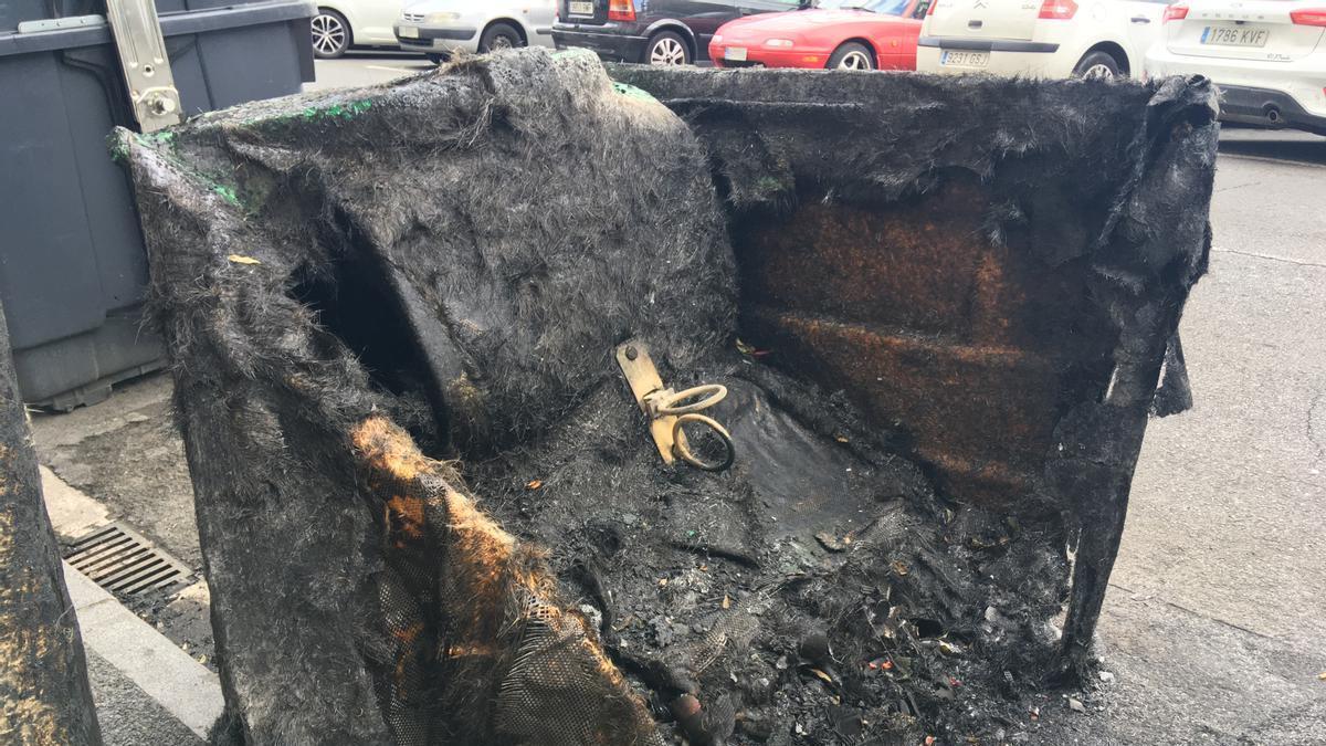 Contenedor de vidrio quemado en la calle Madre Vedruna