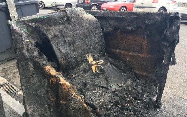 Contenedor de vidrio quemado en la calle Madre Vedruna