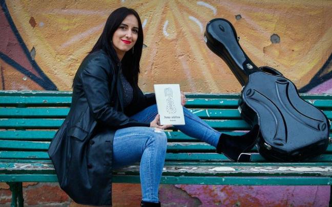 Marian Ruiz posa con su libro.