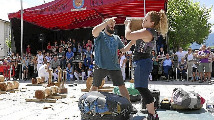 Ane Zinkunegi, de Usurbil, en plena alzada.