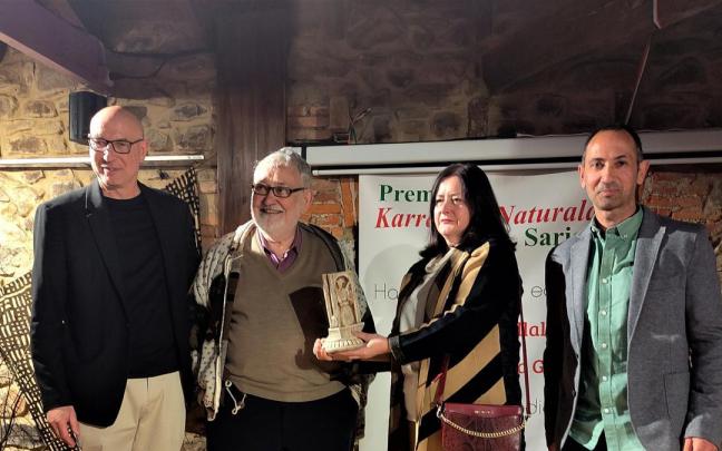 El alcalde Raúl Palacio, Josu López Villalva, Nati Orcasitas y Sergio González Ahedo, que presentó la entrega de los galardones.