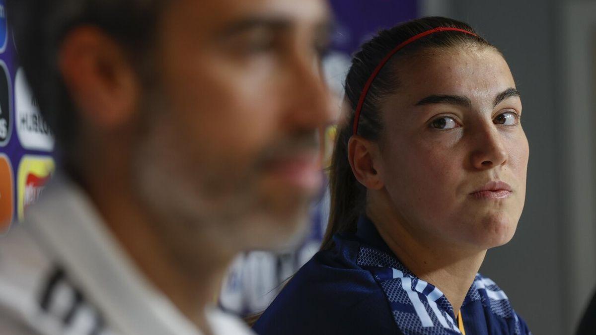 El entrenador de la selección española de fútbol femenino, Jorge Vilda y la centrocampista Patricia Guijarro ofrecen una rueda de prensa antes de jugar contra Ingaterra.