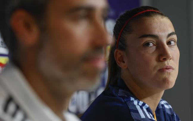 El entrenador de la selecci&oacute;n espa&ntilde;ola de f&uacute;tbol femenino, Jorge Vilda y la centrocampista Patricia Guijarro ofrecen una rueda de prensa antes de jugar contra Ingaterra.