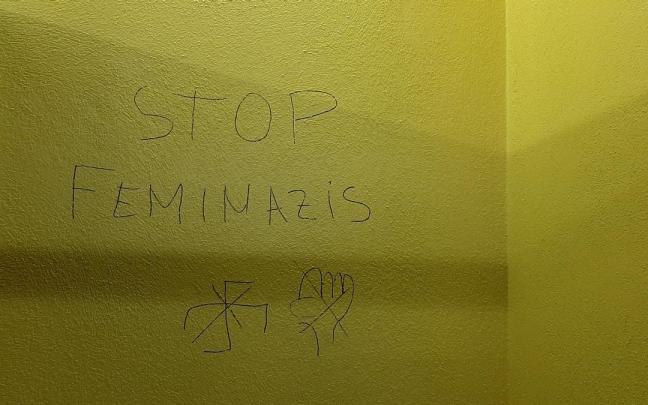 Pintadas machistas que aparecieron en los aseos del centro cívico de Salburua en Vitoria