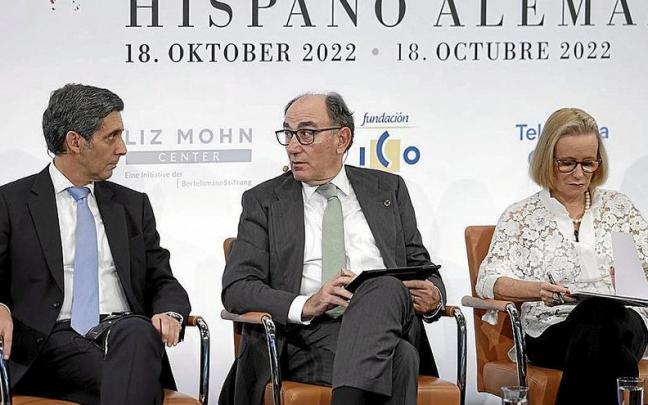 Ignacio S&aacute;nchez Gal&aacute;n, en el centro de la imagen, ayer en Berl&iacute;n. | FOTO: N.G.