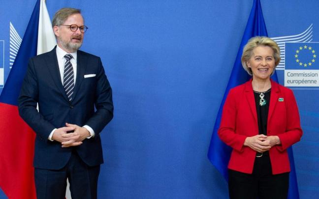 El primer ministro de República Checa, Petr Fiala, y la presidenta de la Comisión Europea, Ursula von der Leyen.