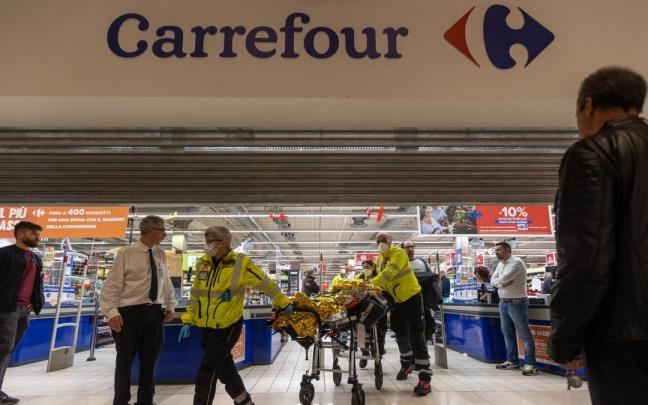 El personal de emergencia lleva a una persona herida al lugar del ataque. El personal de emergencia lleva a una persona herida al lugar del ataque.