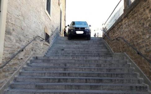 Accidente de un vehículo en la parte alta del Casco Viejo.