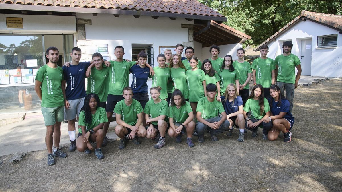 El grupo de participantes del campamento de voluntariado en el Parque Natural de Urbasa Andía, frente al Centro de Interpretación.