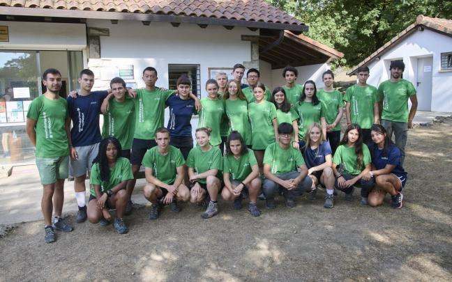 El grupo de participantes del campamento de voluntariado en el Parque Natural de Urbasa Andía, frente al Centro de Interpretación. El grupo de participantes del campamento de voluntariado en el Parque Natural de Urbasa Andía, frente al Centro de Interpretación.