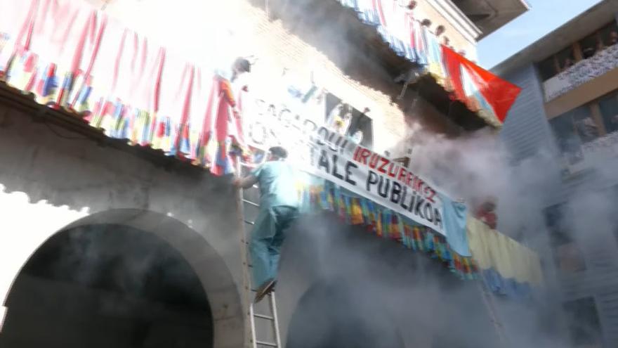 Momento en el que los miembros de la sociedad Kabi Alai han tomado literalmente el Ayuntamiento