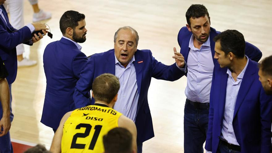 Vidorreta abronca a Abromaitis durante el encuentro del Buesa Arena entre el Cazoo Baskonia y Lenovo Tenerife