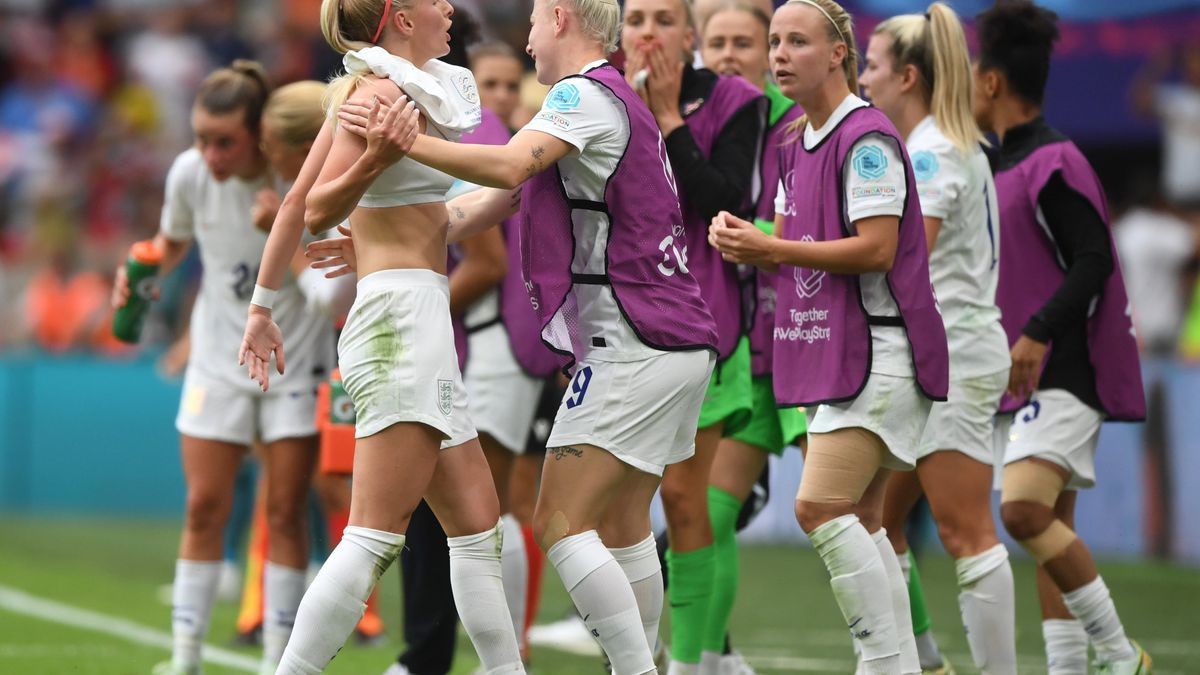 Chloe Kelly celebra su gol