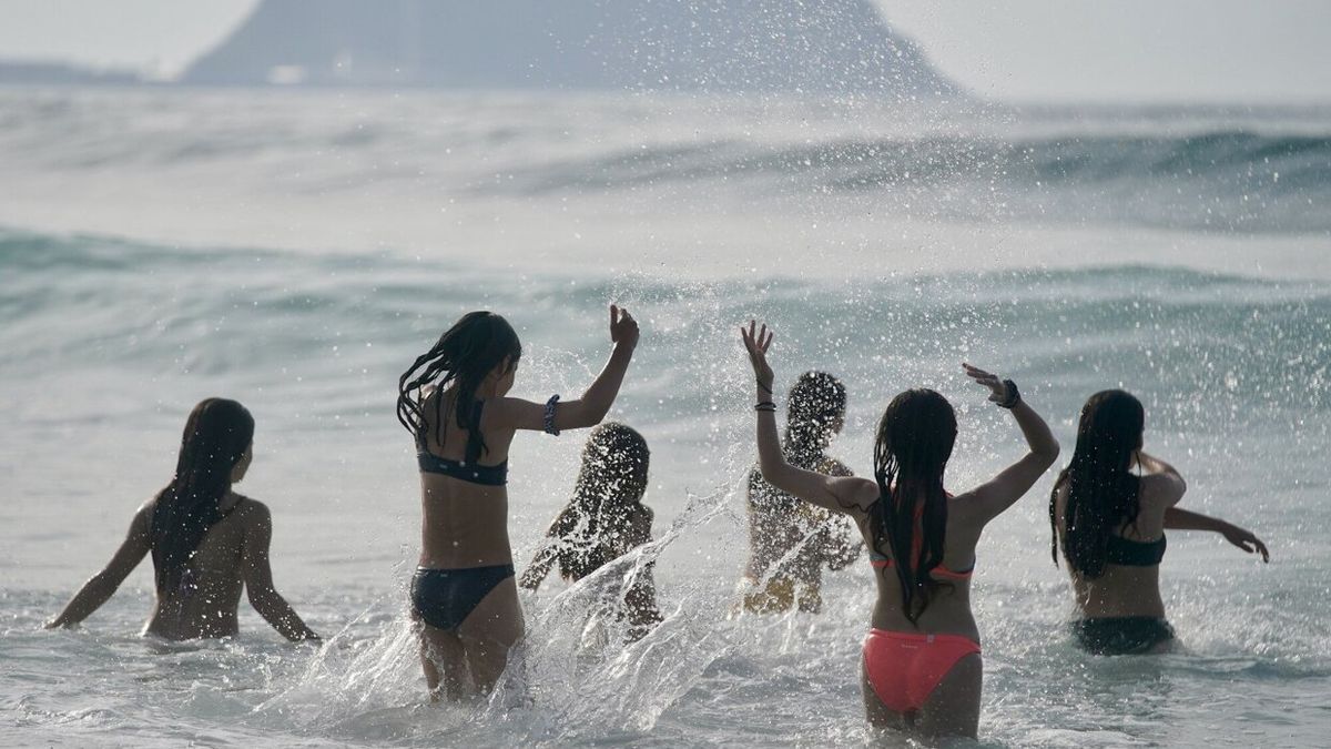 Un grupo de jóvenes disfruta de un chapuzón en la playa de Zarautz