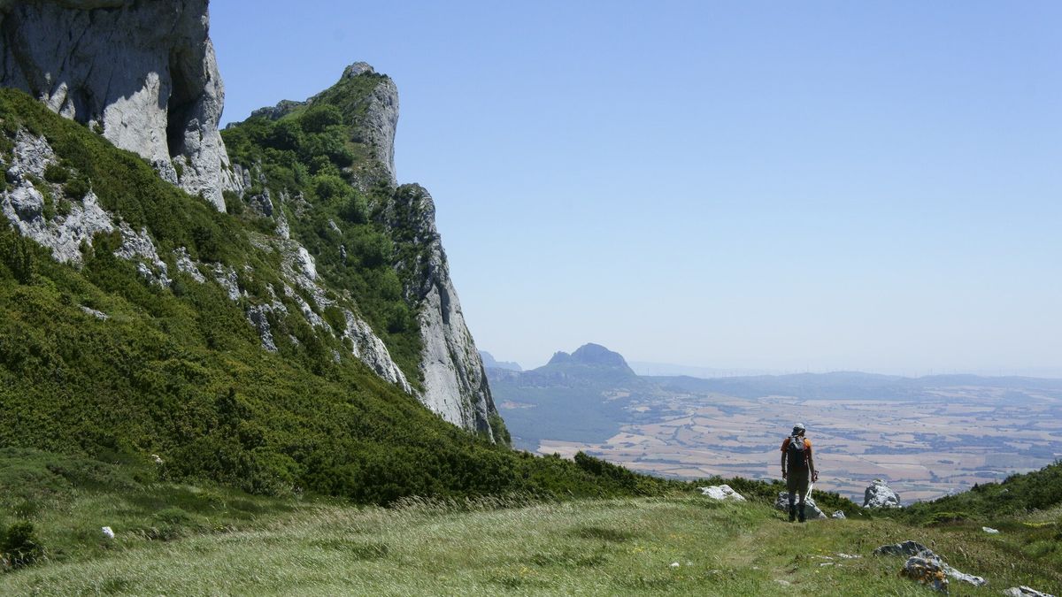 Caminamos por una antigua ruta de arrieros, peregrinos, pastores y viajeros.