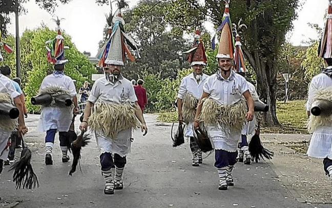 Zubietako joaldunak llenaron de sonidos las calles de Basauri. | FOTOS: SUSANA MARTÍN