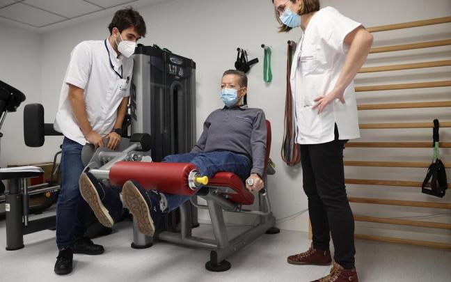 Patxi Ciaurriz realiza los ejercicios ante la supervisión de Antón de la Casa Marín e Idoia Morillo Ruiz.