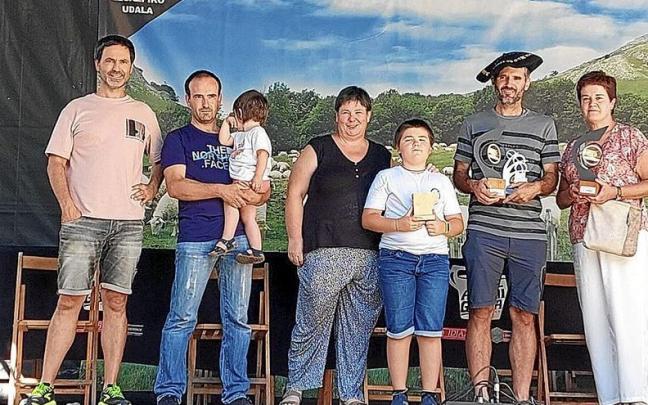 Los primeros clasificados en el Campeonato de Gipuzkoa de Queso de Pastor. | FOTOS: N.G.