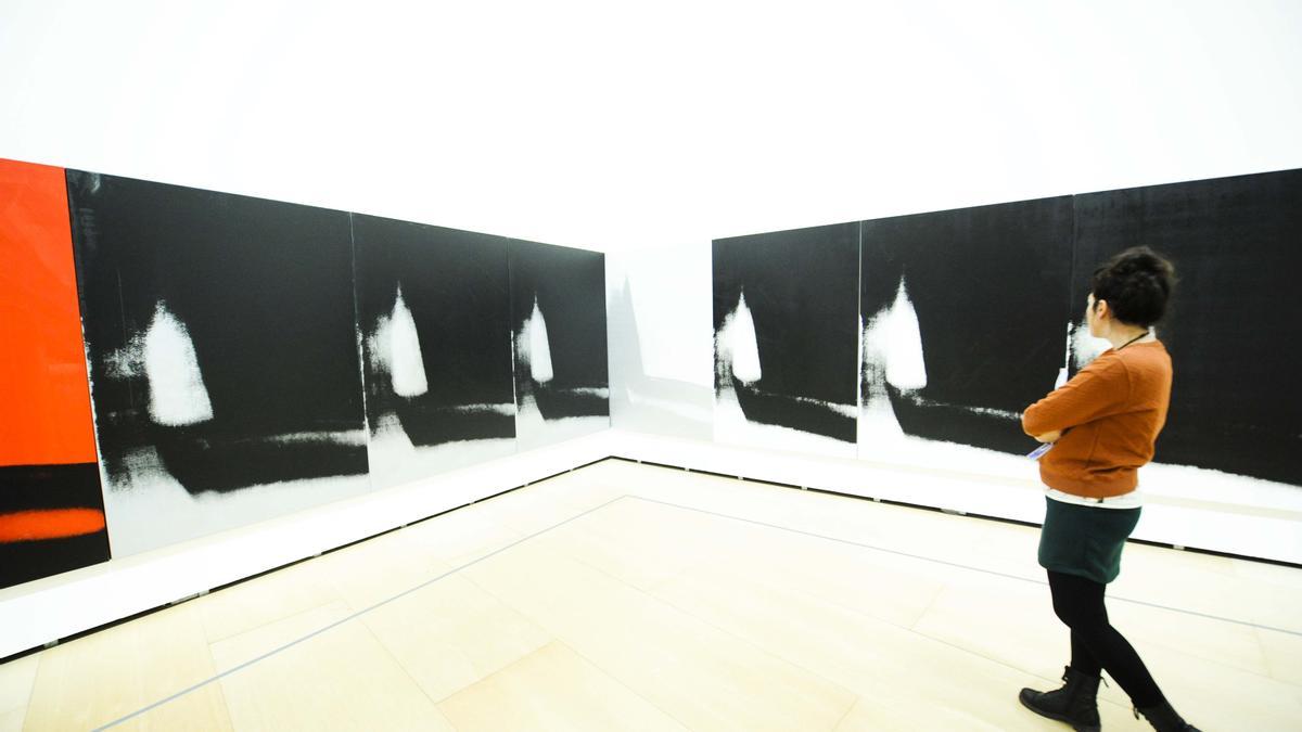 Inicios: La primera vez que se presentó ‘Sombras’ fue en 1979 en una galería comercial del Soho neoyorquino. En esta ocasión, la muestra estaba formada por 83 paneles, frente a los 102 expuestos en Bilbao.