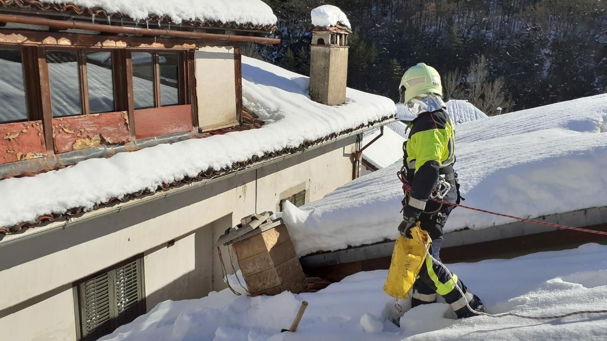 Un bombero del parque de Navascués trabaja en las labores de retirada de nieve