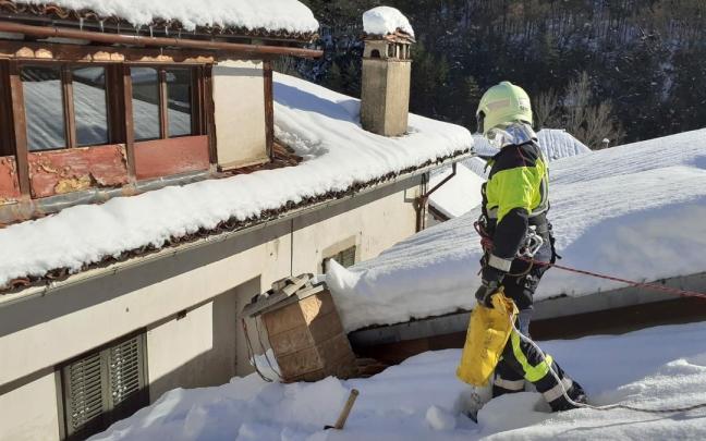 Un bombero del parque de Navascués trabaja en las labores de retirada de nieve Un bombero del parque de Navascués trabaja en las labores de retirada de nieve